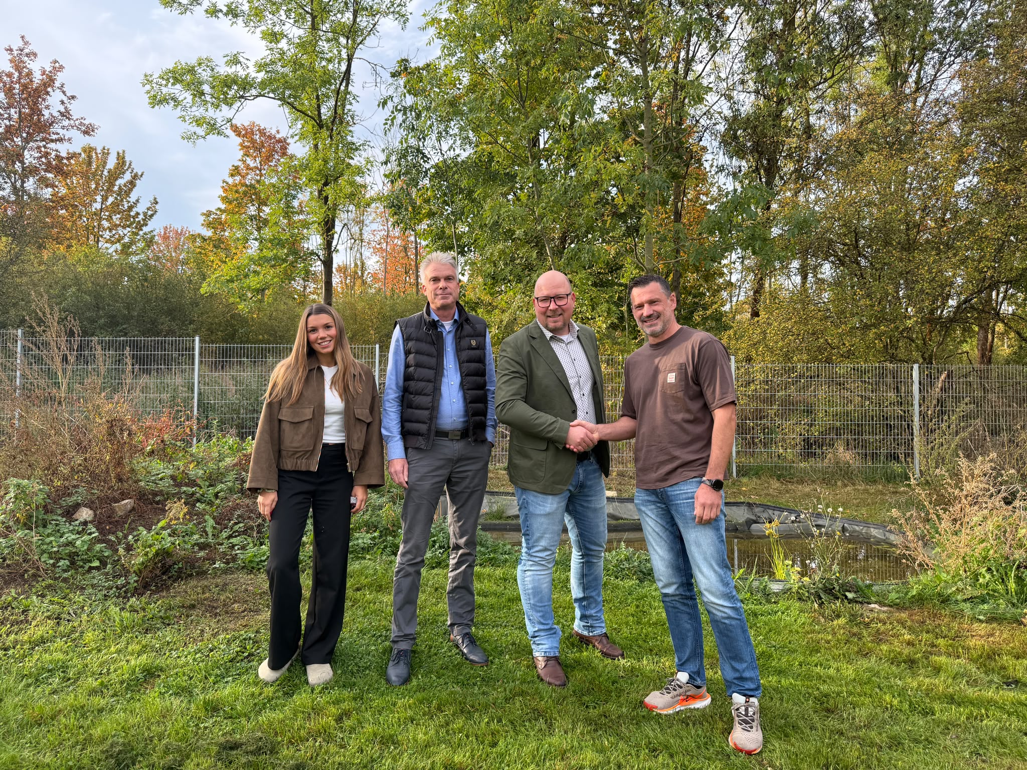 Bild zeigt Vertreter der Brückenschule Aschara und der Wirtschaftsinitiative vor einem neu angelegten Gartenteich